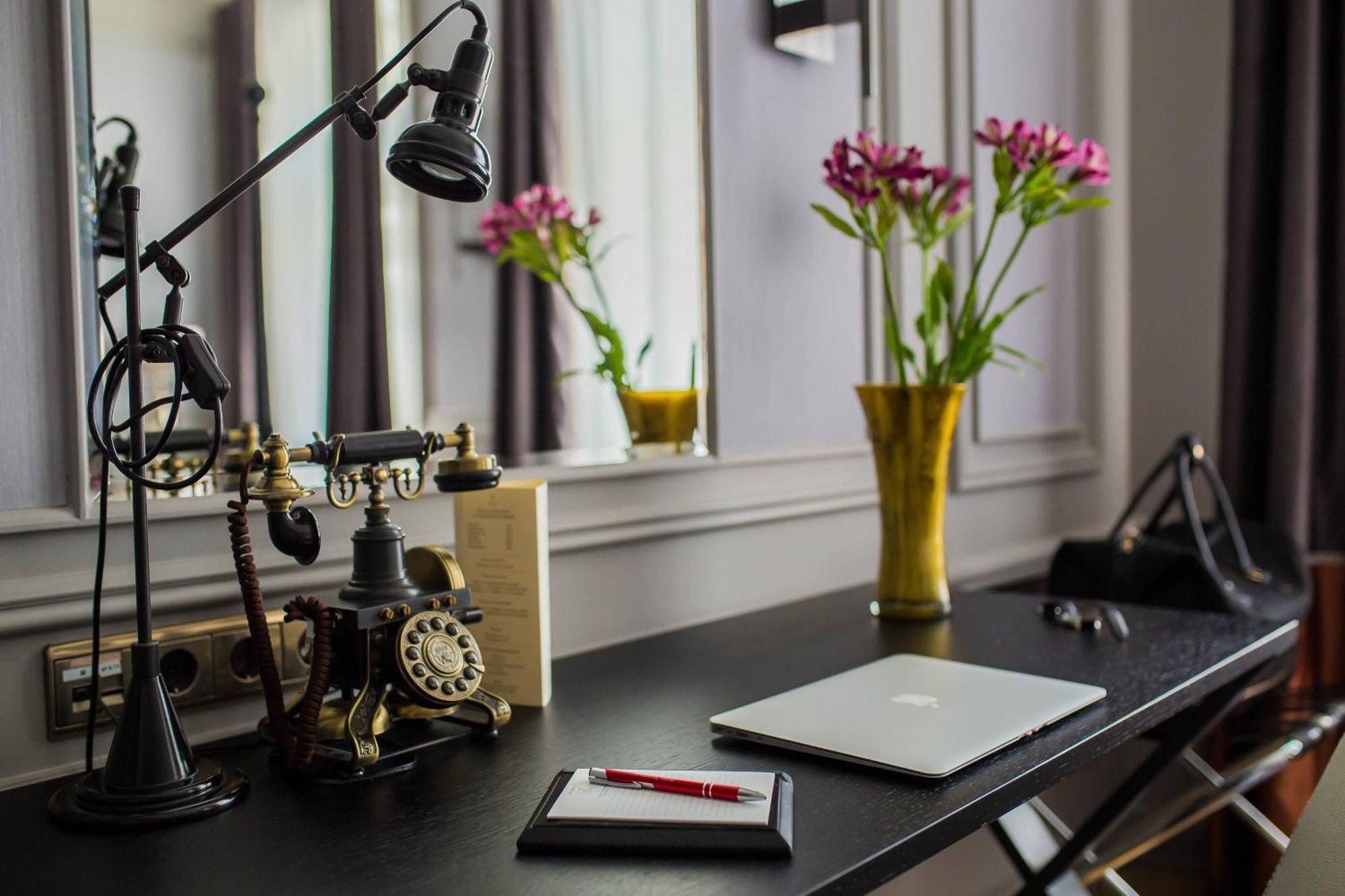 Hotel Telegraaf, Autograph Collection Tallinn Ngoại thất bức ảnh A steampunk-styled telephone