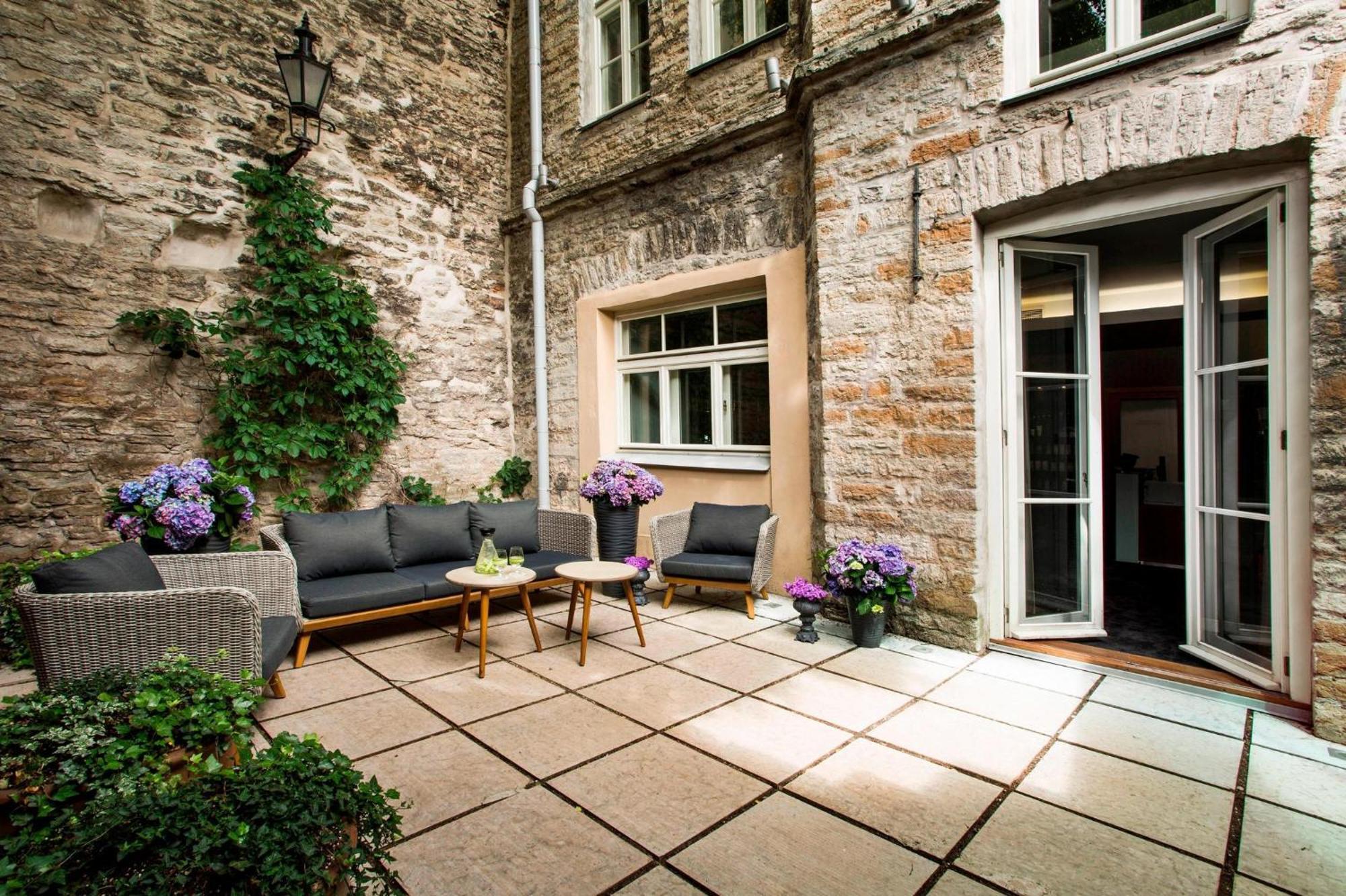 Hotel Telegraaf, Autograph Collection Tallinn Ngoại thất bức ảnh The courtyard of the hotel
