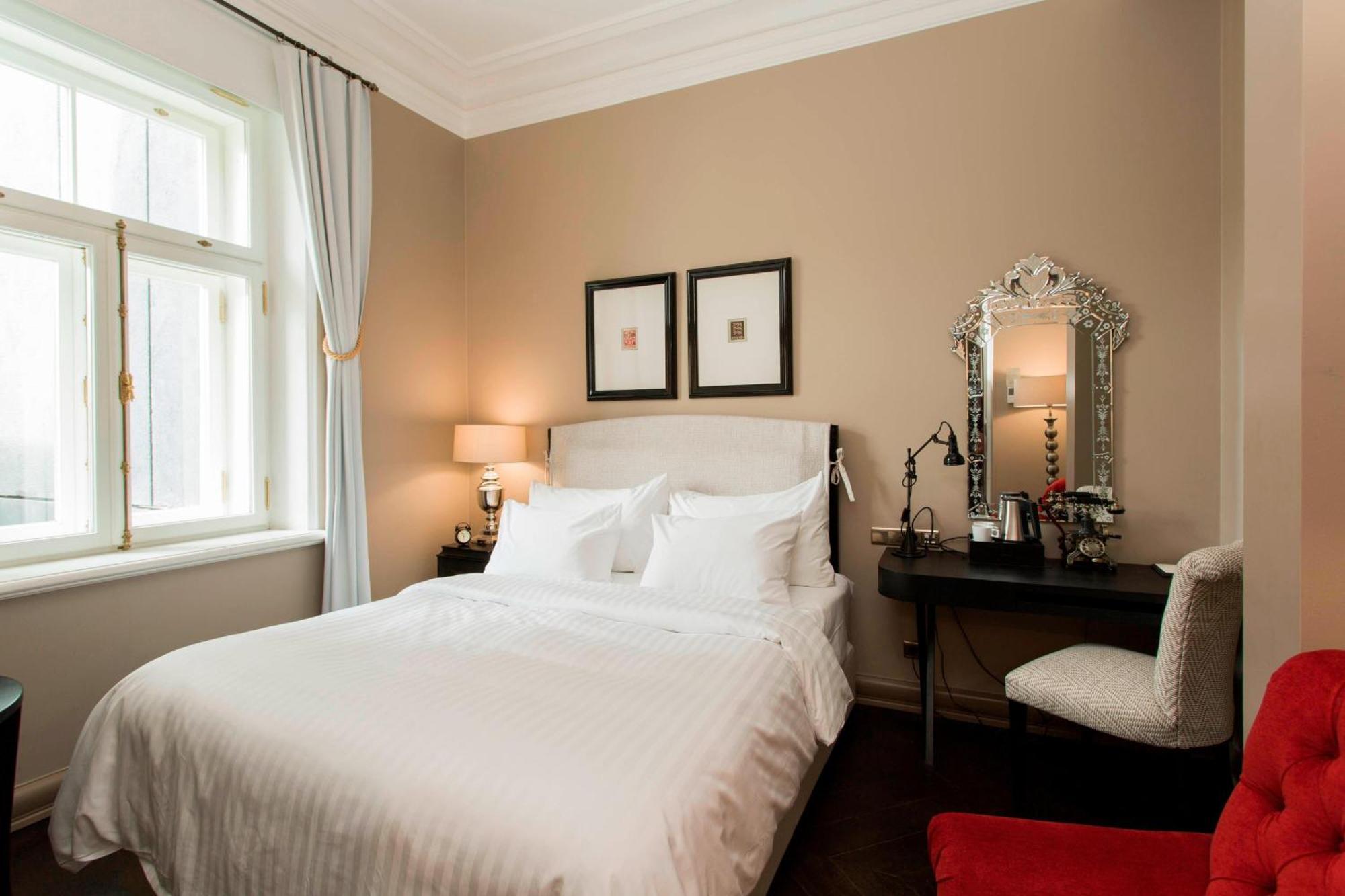 Hotel Telegraaf, Autograph Collection Tallinn Ngoại thất bức ảnh A bedroom at the Hotel